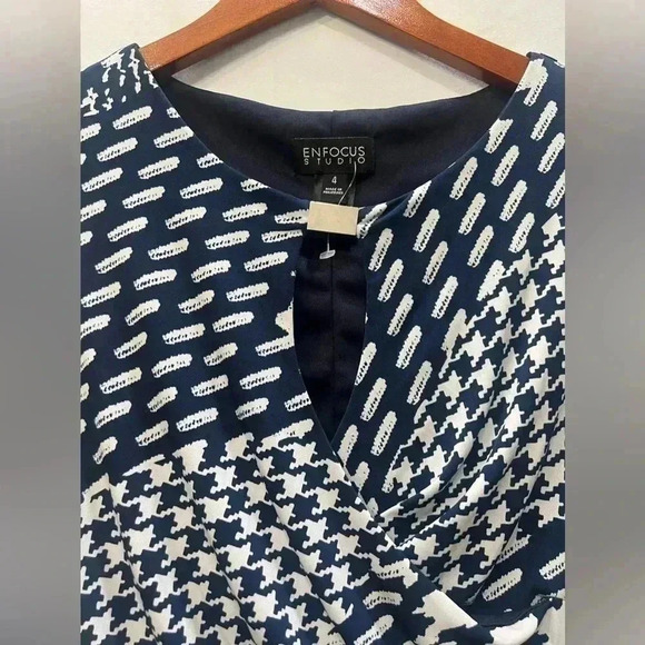 EnFocus Studio Blue and White Print Keyhole Dress Size 4 NWOT - Picture 8 of 10